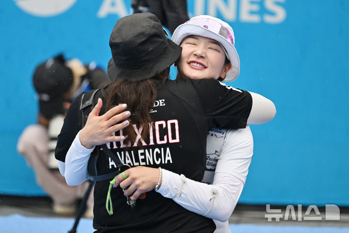 [광주=뉴시스] 이영주 기자 = 12일 오후 광주 동구 5·18민주광장에서 열린 광주2025현대세계양궁선수권대회 리커브 여자 개인전 8강, 대한민국 국가대표 강채영(현대모비스)이 멕시코 국가대표 발렌시아 알레잔드라(Valencia Alejandra)를 상대로 승리한 뒤 껴안아주고 있다. 2025.09.12. leeyj2578@newsis.com
