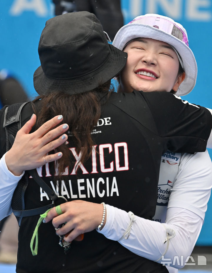 [광주=뉴시스] 이영주 기자 = 12일 오후 광주 동구 5·18민주광장에서 열린 광주2025현대세계양궁선수권대회 리커브 여자 개인전 8강, 대한민국 국가대표 강채영(현대모비스)이 멕시코 국가대표 발렌시아 알레잔드라(Valencia Alejandra)를 상대로 승리한 뒤 껴안아주고 있다. 2025.09.12. leeyj2578@newsis.com