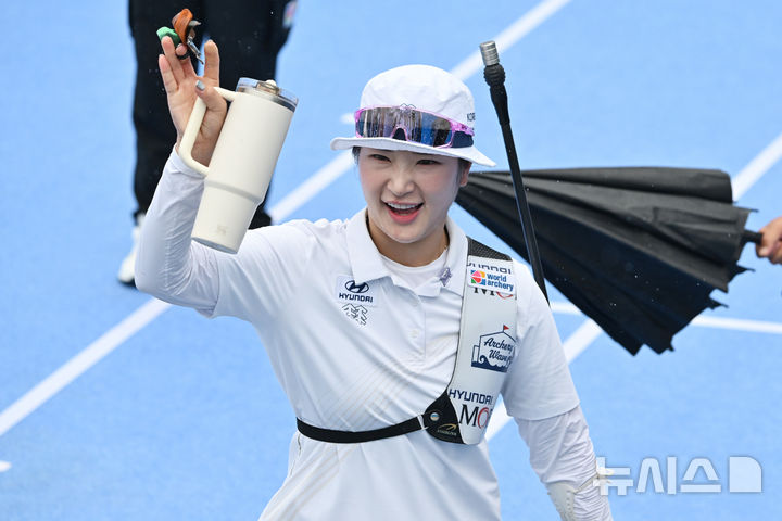 [광주=뉴시스] 이영주 기자 = 12일 오후 광주 동구 5·18민주광장에서 열린 광주2025현대세계양궁선수권대회 리커브 여자 개인전 8강, 대한민국 국가대표 강채영(현대모비스)이 4강 진출에 성공한 뒤 관중석을 향해 손을 흔들고 있다. 2025.09.12. leeyj2578@newsis.com