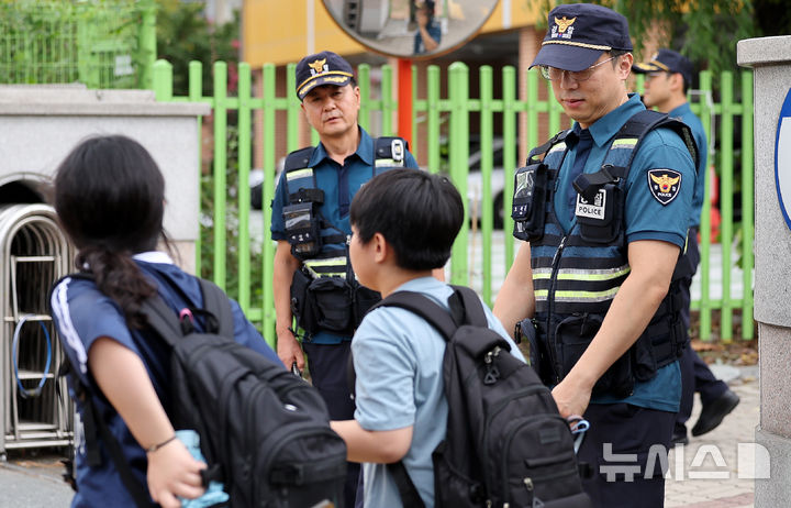 [대구=뉴시스] 이무열 기자 = 사진은 한 초등학교 앞 예방 순찰 모습. 2025.09.12. lmy@newsis.com