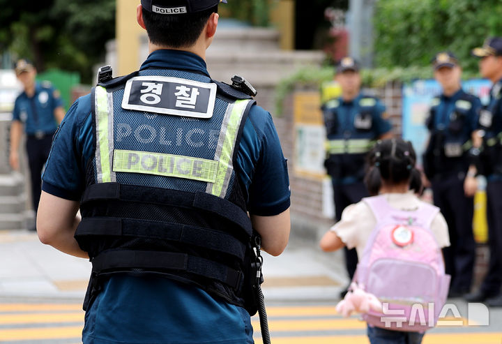 [대구=뉴시스] 이무열 기자 = 초등학생 납치 미수 등 아동 대상 범죄가 잇따르는 가운데 12일 대구 동구 한 초등학교 앞에서 동촌지구대, 기동순찰대가 예방 순찰을 하고 있다. 2025.09.12. lmy@newsis.com