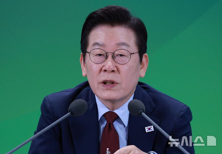 [춘천=뉴시스] 고범준 기자 = 이재명 대통령이 12일 강원 춘천시 강원창작개발센터에서 열린 '강원의 마음을 듣다' 타운홀 미팅에서 발언하고 있다. 2025.09.12. bjko@newsis.com