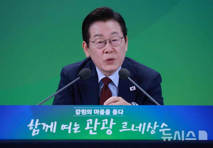 [춘천=뉴시스] 고범준 기자 = 이재명 대통령이 12일 강원 춘천시 강원창작개발센터에서 열린 '강원의 마음을 듣다' 타운홀 미팅에서 발언하고 있다. 2025.09.12. bjko@newsis.com