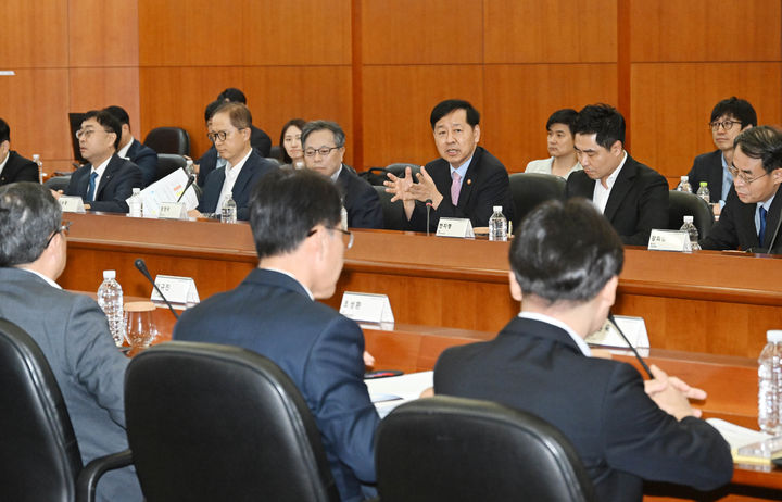 [서울=뉴시스] 구윤철 경제부총리 겸 기획재정부 장관이 12일 경기 의왕시 현대자동차 로보틱스 랩에서 열린 첫번째 'AI 대전환 릴레이 현장 간담회'에서 발언하고 있다. (사진=기획재정부 제공) 2025.09.12. photo@newsis.com *재판매 및 DB 금지