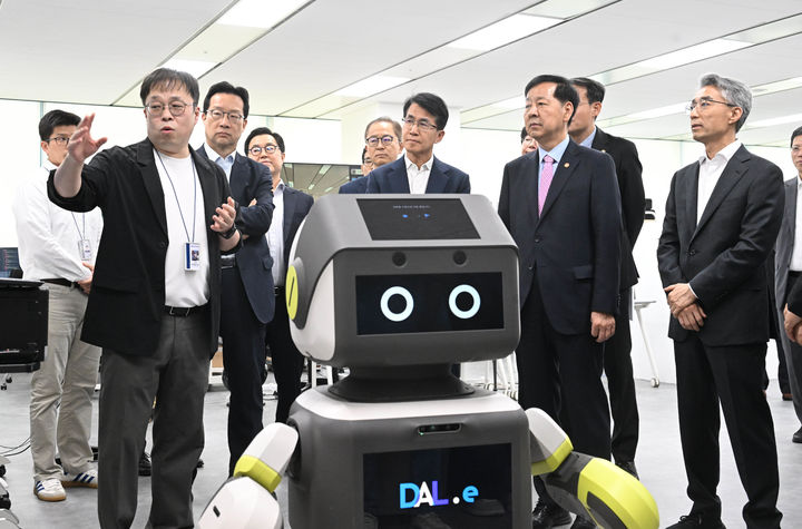 [서울=뉴시스] 구윤철 경제부총리 겸 기획재정부 장관이 12일 경기 의왕시 현대자동차 로보틱스 랩을 방문해 연구현장을 둘러보고 있다. (사진=기획재정부 제공) 2025.09.12. photo@newsis.com *재판매 및 DB 금지