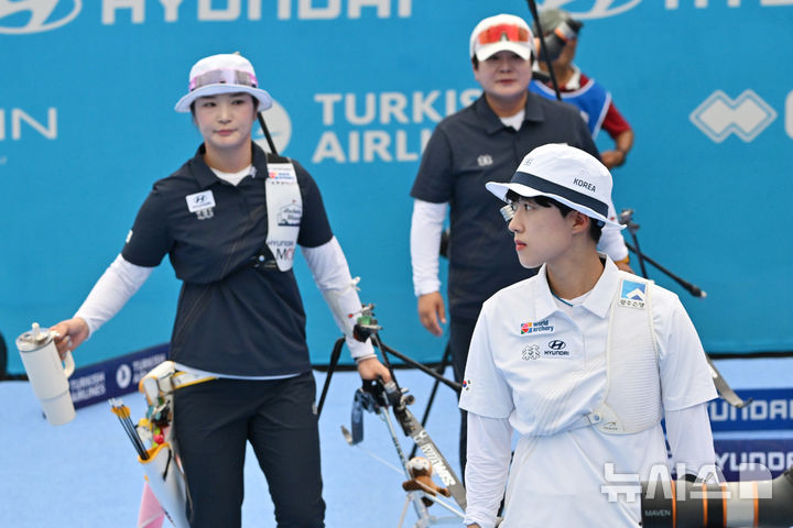 [광주=뉴시스] 이영주 기자 = 지난달 12일 오후 광주 동구 5·18민주광장에서 열린 광주2025현대세계양궁선수권대회 리커브 여자 개인전 4강, 대한민국 국가대표 안산(오른쪽·광주은행)이 강채영(현대모비스)을 상대로 석패한 뒤 점수판을 바라보고 있다. 2025.09.12. leeyj2578@newsis.com
