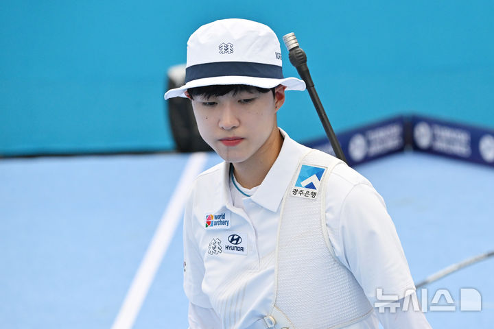 [광주=뉴시스] 이영주 기자 = 12일 오후 광주 동구 5·18민주광장에서 열린 광주2025현대세계양궁선수권대회 리커브 여자 개인전 4강, 대한민국 국가대표 안산(광주은행)이 강채영(현대모비스)을 상대로 석패한 뒤 미묘한 표정을 짓고 있다. 2025.09.12. leeyj2578@newsis.com