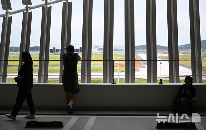 [인천공항=뉴시스] 황준선 기자 = 미국 이민당국에 의해 조지아주에 구금됐던 한국인 300여 명이 귀국을 앞둔 12일 인천국제공항 제2여객터미널 장기주차장에서 가족들이 도착을 기다리고 있다. (공동취재) 2025.09.12. photo@newsis.com