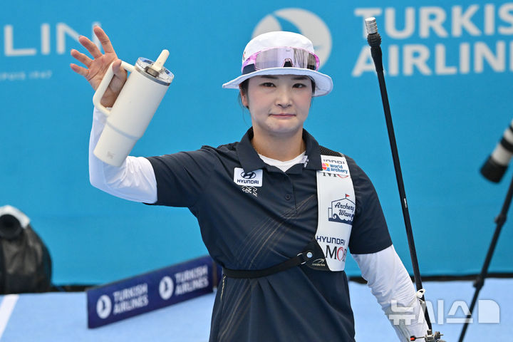 [광주=뉴시스] 이영주 기자 = 12일 오후 광주 동구 5·18민주광장에서 열린 광주2025현대세계양궁선수권대회 리커브 여자 개인전 4강, 대한민국 국가대표 강채영(현대모비스)이 안산(광주은행)을 상대로 승리한 뒤 관중석을 향해 손을 흔들고 있다. 2025.09.12. leeyj2578@newsis.com