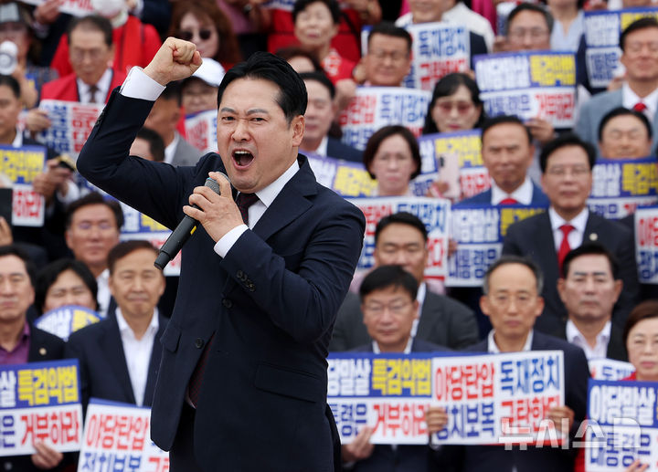 [서울=뉴시스] 김명년 기자 = 장동혁 국민의힘 당 대표가 12일 오후 서울 여의도 국회에서 열린 '야당탄압 독재정치 규탄대회'에서 연설하고 있다. 2025.09.12. kmn@newsis.com