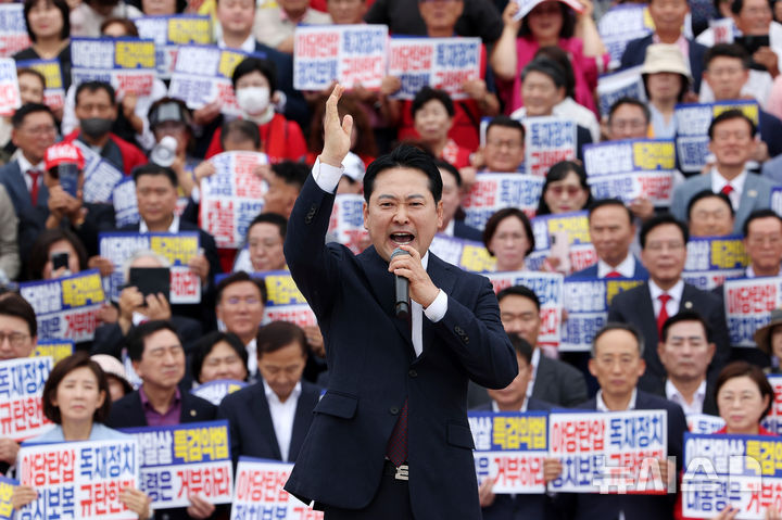 [서울=뉴시스] 김명년 기자 = 장동혁 국민의힘 당 대표가 12일 오후 서울 여의도 국회에서 열린 '야당탄압 독재정치 규탄대회'에서 연설하고 있다. 2025.09.12. kmn@newsis.com