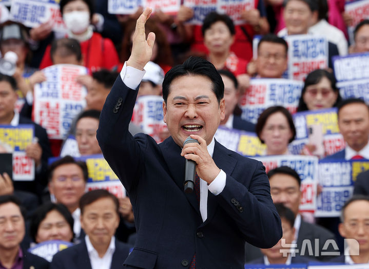 [서울=뉴시스] 김명년 기자 = 장동혁 국민의힘 당 대표가 12일 오후 서울 여의도 국회에서 열린 '야당탄압 독재정치 규탄대회'에서 연설하고 있다. 2025.09.12. kmn@newsis.com