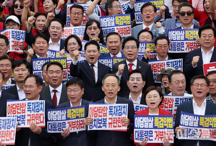 [서울=뉴시스] 김명년 기자 = 장동혁 국민의힘 당 대표와 송언석 원내대표가 12일 오후 서울 여의도 국회에서 열린 '야당탄압 독재정치 규탄대회'에서 구호를 외치고 있다. 2025.09.12. kmn@newsis.com