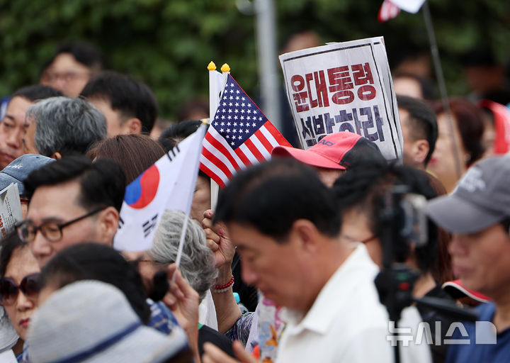 [서울=뉴시스] 김명년 기자 = 12일 오후 서울 여의도 국회에서 열린 '야당탄압 독재정치 규탄대회'에서 한 참가자가 윤석열 전 대통령 석방 촉구 손피켓을 들고 있다. 2025.09.12. kmn@newsis.com