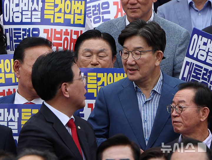 [서울=뉴시스] 김명년 기자 = 권성동 국민의힘 원내대표와 권성동 의원이 12일 오후 서울 여의도 국회에서 열린 '야당탄압 독재정치 규탄대회'에서 대화를 나누고 있다. 2025.09.12. kmn@newsis.com
