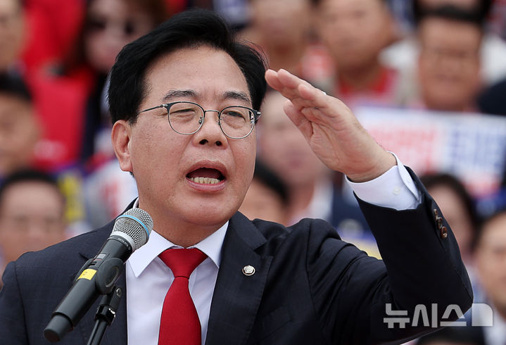 [서울=뉴시스] 김명년 기자 = 송언석 국민의힘 원내대표가 12일 오후 서울 여의도 국회에서 열린 '야당탄압 독재정치 규탄대회'에서 연설하고 있다. 2025.09.12. kmn@newsis.com