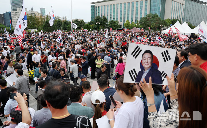 [서울=뉴시스] 김명년 기자 = 12일 오후 서울 여의도 국회에서 열린 '야당탄압 독재정치 규탄대회'에서 한 참가자가 윤석열 전 대통령 얼굴이 그려진 손피켓을 들고 있다. 2025.09.12. kmn@newsis.com
