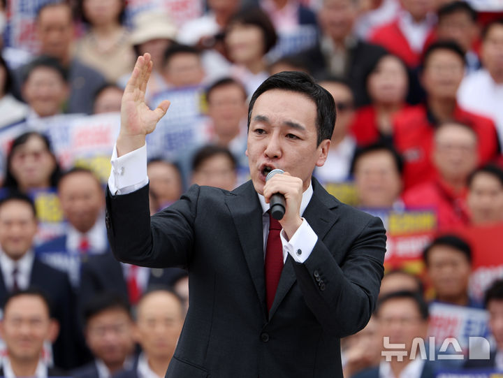 [서울=뉴시스] 김명년 기자 = 김민수 국민의힘 최고위원이 12일 오후 서울 여의도 국회에서 열린 '야당탄압 독재정치 규탄대회'에서 연설을 하고 있다. 2025.09.12. kmn@newsis.com