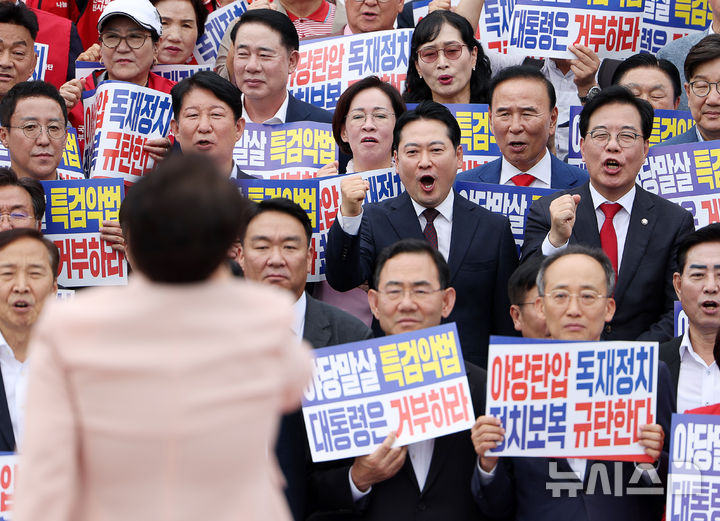 [서울=뉴시스] 김명년 기자 = 장동혁 국민의힘 당 대표와 송언석 원내대표가 12일 오후 서울 여의도 국회에서 열린 '야당탄압 독재정치 규탄대회'에서 구호를 외치고 있다. 2025.09.12. kmn@newsis.com