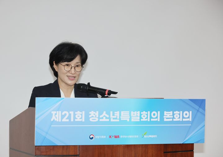 [서울=뉴시스] 원민경 여성가족부 장관이 지난 12일 오후 서울 영등포구 하이서울유스호스텔에서 열린 제21회 청소년특별회의 본회의에서 개회사를 하고 있다. (사진=여성가족부 제공) 2025.09.12. photo@newsis.com *재판매 및 DB 금지