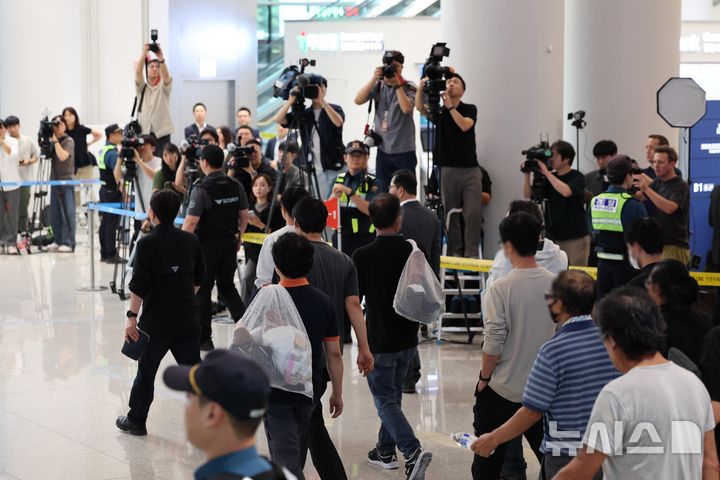 [인천공항=뉴시스] 황준선 기자 = 미국 이민당국에 의해 조지아주에 구금됐던 한국인 근로자들이 12일 인천국제공항 제2여객터미널 입국장을 나서고 있다. (공동취재) 2025.09.12. photo@newsis.com
