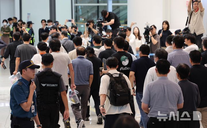 [인천공항=뉴시스] 황준선 기자 = 지난해 미국 조지아주에서 현지 이민 당국에 체포·구금됐던 300여명의 한국인 노동자들이 도널드 트럼프 행정부를 상대로 법적 대응에 나선다고 CNN이 15일(현지 시간) 보도했다. 사진은 미국 이민당국에 의해 조지아주에 구금됐던 한국인 근로자들이 지난해 9월 12일 인천국제공항 제2여객터미널 입국장을 나서고 있는 모습. (공동취재) 2025.09.15. photo@newsis.com