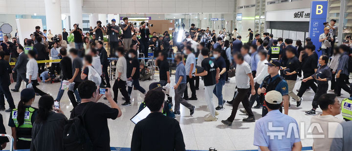 [서울=뉴시스] 황준선 기자 = 미국 이민당국에 의해 조지아주에 구금됐던 한국인 근로자들이 12일 인천국제공항 제2여객터미널 입국장을 나서고 있다. (공동취재) 2025.09.12. photo@newsis.com