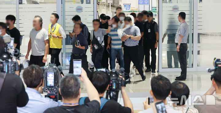 [서울=뉴시스] 황준선 기자 = 미국 이민당국에 의해 조지아주에 구금됐던 한국인 근로자들이 12일 인천국제공항 제2여객터미널 입국장을 나서고 있다. (공동취재) 2025.09.12. photo@newsis.com