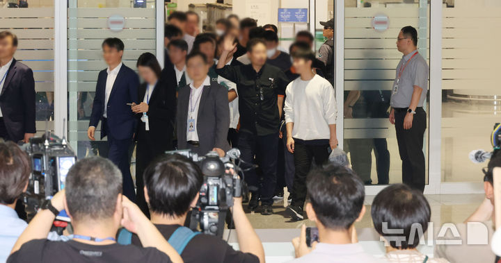 [서울=뉴시스] 황준선 기자 = 미국 이민당국에 의해 조지아주에 구금됐던 한국인 근로자들이 12일 인천국제공항 제2여객터미널 입국장을 나서고 있다. (공동취재) 2025.09.12. photo@newsis.com