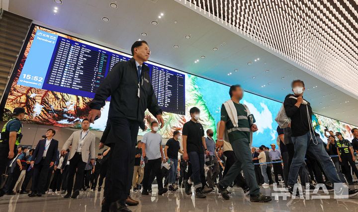 [인천공항=뉴시스] 황준선 기자 = 미국 이민당국에 의해 조지아주에 구금됐던 한국인 근로자들이 12일 인천국제공항 제2여객터미널 입국장을 나서고 있다. (공동취재) 2025.09.12. photo@newsis.com