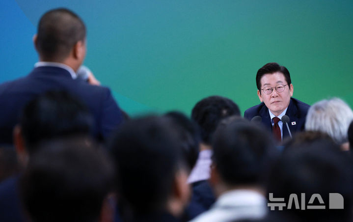 [춘천=뉴시스] 고범준 기자 = 이재명 대통령이 12일 강원 춘천시 강원창작개발센터에서 열린 '강원의 마음을 듣다' 타운홀 미팅에서 참석자의 발언을 듣고 있다. 2025.09.12. bjko@newsis.com