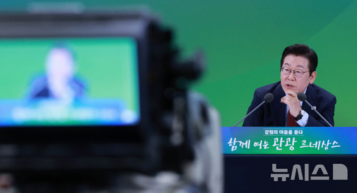 [춘천=뉴시스] 고범준 기자 = 이재명 대통령이 12일 강원 춘천시 강원창작개발센터에서 열린 '강원의 마음을 듣다' 타운홀 미팅에서 발언하고 있다. 2025.09.12. bjko@newsis.com