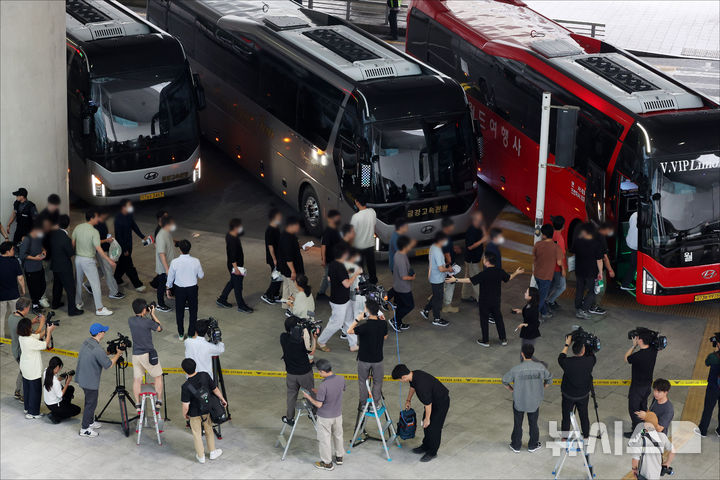 [서울=뉴시스] 황준선 기자 = 미국 이민 당국에 의해 조지아주에서 구금됐다 풀려난 한국인 노동자들이 지난 12일 오후 인천국제공항 제2터미널을 통해 귀국한 뒤 버스에 탑승하기 위해 이동하고 있다. (공동취재) 2025.09.12. photo@newsis.com