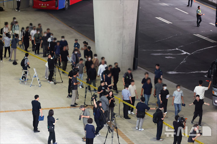 [서울=뉴시스] 황준선 기자 = 미국 이민당국에 의해 조지아주에서 구금됐다 풀려난 한국인 노동자들이 12일 오후 인천국제공항 제2터미널을 통해 귀국한 뒤 버스에 탑승하기 위해 이동하고 있다.풀려난 한국인들은 지난 4일 조지아주 엘러벨의 현대차그룹-LG에너지솔루션 배터리 합작공장 건설 현장에서 체포·구금된 지 8일 만에 고국 땅을 밟게 됐다. (공동취재) 2025.09.12. photo@newsis.com
