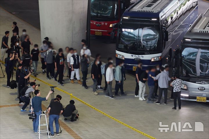 [서울=뉴시스] 황준선 기자 = 미국 이민당국에 의해 조지아주에서 구금됐다 풀려난 한국인 노동자들이 12일 오후 인천국제공항 제2터미널을 통해 귀국한 뒤 버스에 탑승하기 위해 이동하고 있다.풀려난 한국인들은 지난 4일 조지아주 엘러벨의 현대차그룹-LG에너지솔루션 배터리 합작공장 건설 현장에서 체포·구금된 지 8일 만에 고국 땅을 밟게 됐다. (공동취재) 2025.09.12. photo@newsis.com