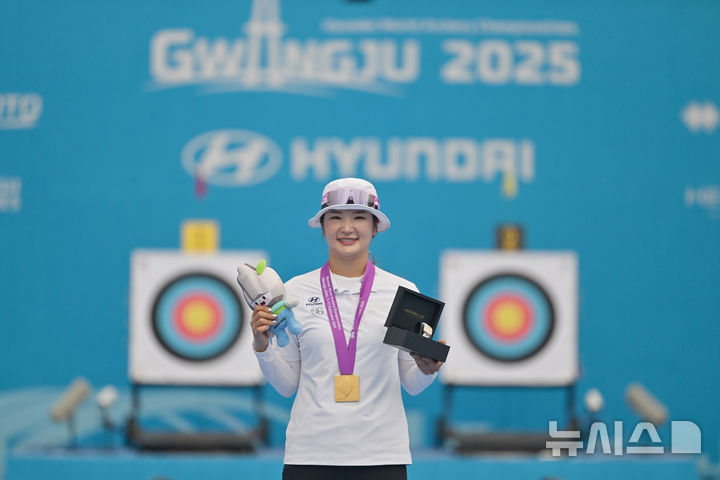 [광주=뉴시스] 이영주 기자 = 12일 오후 광주 동구 5·18민주광장에서 열린 광주2025현대세계양궁선수권대회 리커브 여자 개인전 시상식, 금메달을 획득한 대한민국 국가대표 강채영(현대모비스)이 기념사진을 촬영하고 있다. 2025.09.12. leeyj2578@newsis.com