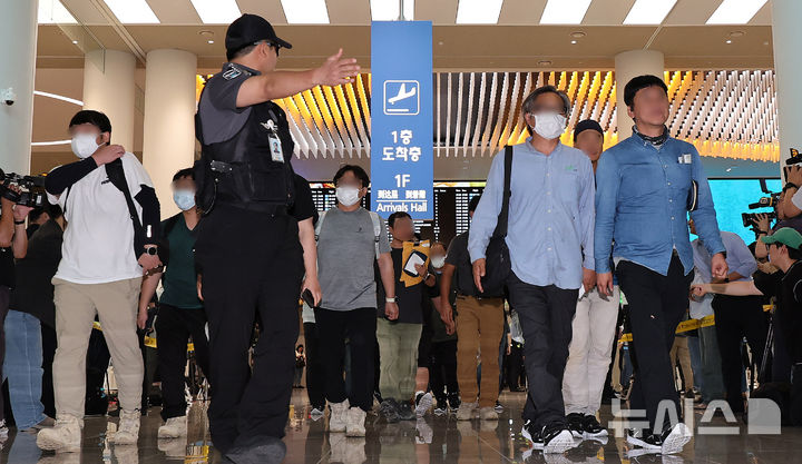 [서울=뉴시스] 황준선 기자 = 미국 이민당국에 의해 조지아주에서 구금됐다 풀려난 한국인 노동자들이 12일 오후 인천국제공항 제2터미널을 통해 귀국하고 있다.풀려난 한국인들은 지난 4일 조지아주 엘러벨의 현대차그룹-LG에너지솔루션 배터리 합작공장 건설 현장에서 체포·구금된 지 8일 만에 고국 땅을 밟게 됐다. (공동취재) 2025.09.12. photo@newsis.com