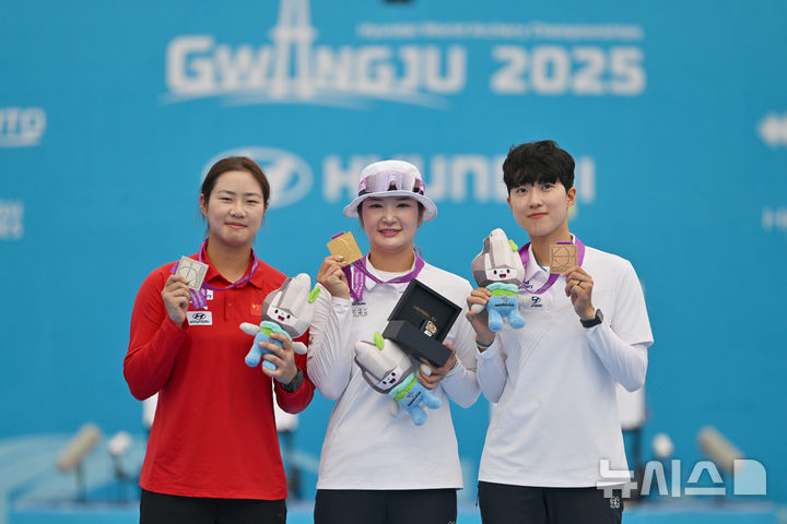 [광주=뉴시스] 이영주 기자 = 12일 오후 광주 동구 5·18민주광장에서 열린 광주2025현대세계양궁선수권대회 리커브 여자 개인전 시상식, 메달리스트들이 기념사진을 촬영하고 있다. 왼쪽부터 은메달을 수상한 중국 국가대표 주징이(Zhu Jingyi), 금메달을 수상한 대한민국 국가대표 강채영(현대모비스), 동메달을 수상한 대한민국 국가대표 안산(광주은행). 2025.09.12. leeyj2578@newsis.com