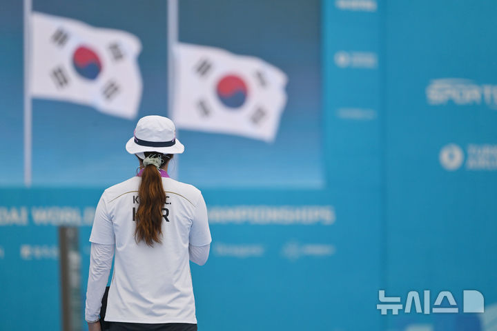 [광주=뉴시스] 이영주 기자 = 12일 오후 광주 동구 5·18민주광장에서 열린 광주2025현대세계양궁선수권대회 리커브 여자 개인전 시상식, 금메달을 획득한 대한민국 국가대표 강채영(현대모비스)이 애국가를 부르고 있다. 2025.09.12. leeyj2578@newsis.com