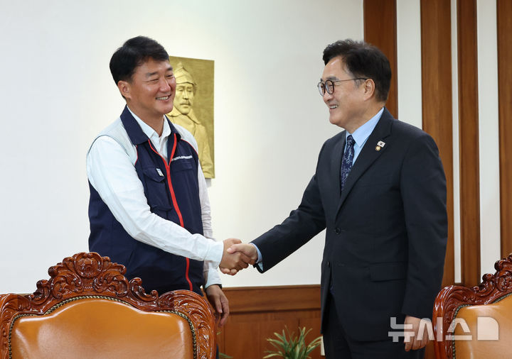 [서울=뉴시스] 김금보 기자 = 우원식 국회의장이 지난달 12일 오후 서울 여의도 국회에서 양경수 전국민주노동조합총연맹 위원장의 예방을 받으며 악수를 하고 있다. 2025.09.12. kgb@newsis.com