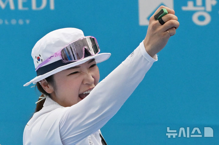 [광주=뉴시스] 이영주 기자 = 12일 오후 광주 동구 5·18민주광장에서 열린 광주2025현대세계양궁선수권대회 리커브 여자 개인전 금메달 결정전, 대한민국 국가대표 강채영(현대모비스)이 중국 국가대표 주징이(Zhu Jingyi)를 상대로 승리를 거둔 뒤 포효하고 있다. 2025.09.12. leeyj2578@newsis.com