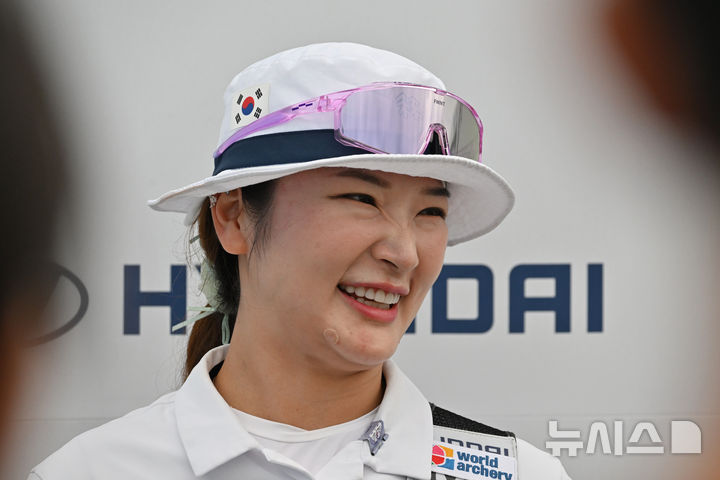 [광주=뉴시스] 이영주 기자 = 12일 오후 광주 동구 5·18민주광장에서 열린 광주2025현대세계양궁선수권대회 리커브 여자 개인전 금메달 결정전, 대한민국 국가대표 강채영(현대모비스)이 중국 국가대표 주징이(Zhu Jingyi)를 상대로 승리를 거둔 뒤 인터뷰하고 있다. 2025.09.12. leeyj2578@newsis.com