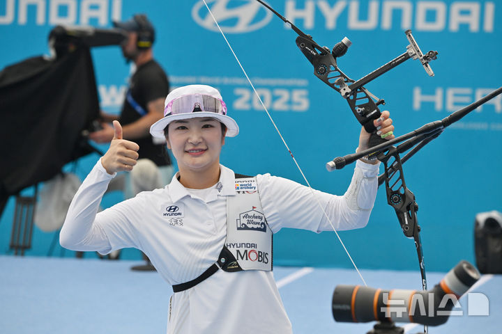 [광주=뉴시스] 이영주 기자 = 지난달 12일 오후 광주 동구 5·18민주광장에서 열린 광주2025현대세계양궁선수권대회 리커브 여자 개인전 금메달 결정전, 대한민국 국가대표 강채영(현대모비스)이 중국 국가대표 주징이(Zhu Jingyi)를 상대로 승리를 거둔 뒤 기념사진을 촬영하고 있다. 2025.09.12. leeyj2578@newsis.com