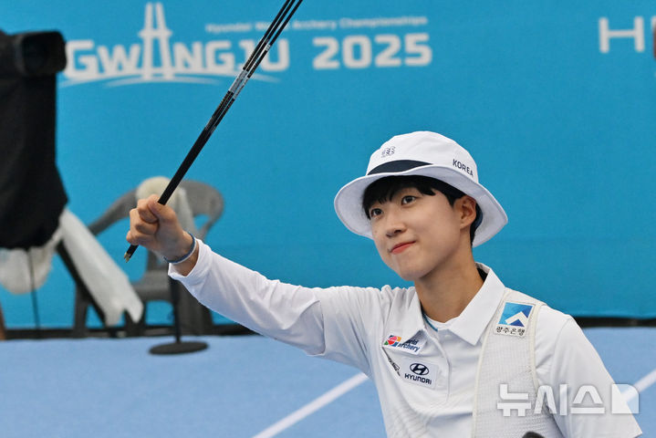 [광주=뉴시스] 이영주 기자 = 지난달 12일 오후 광주 동구 5·18민주광장에서 열린 광주2025현대세계양궁선수권대회 리커브 여자 개인전 동메달 결정전, 대한민국 국가대표 안산(광주은행)이 인도네시아 국가대표 다이난다 초이루니사(Diananda Choirunisa)를 상대로 승리한 뒤 관중석을 향해 손을 흔들고 있다. 2025.09.12. leeyj2578@newsis.com