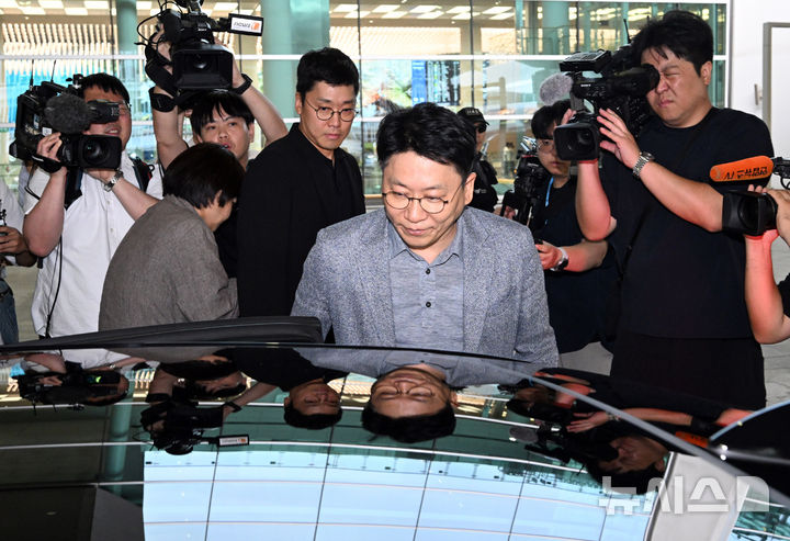 [인천공항=뉴시스] 황준선 기자 = 김동명 LG 에너지솔루션 사장이 12일 인천공항 제2터미널을 통해 귀국해 차량에 탑승하고 있다. (공동취재) 2025.09.12. photo@newsis.com
