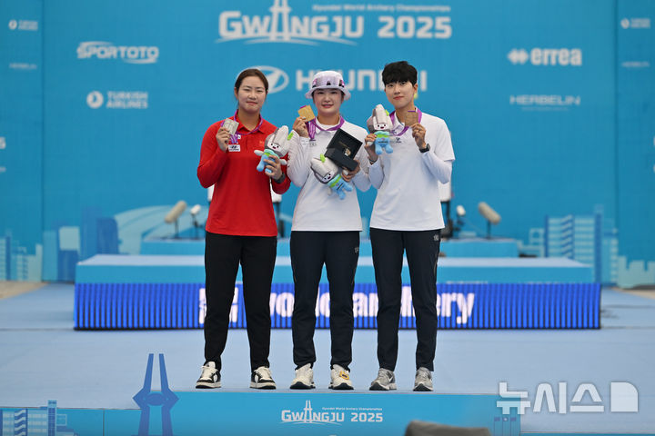 [광주=뉴시스] 이영주 기자 = 12일 오후 광주 동구 5·18민주광장에서 열린 광주2025현대세계양궁선수권대회 리커브 여자 개인전 시상식, 메달리스트들이 기념사진을 촬영하고 있다. 왼쪽부터 은메달을 수상한 중국 국가대표 주징이(Zhu Jingyi), 금메달을 수상한 대한민국 국가대표 강채영(현대모비스), 동메달을 수상한 대한민국 국가대표 안산(광주은행). 2025.09.12. leeyj2578@newsis.com