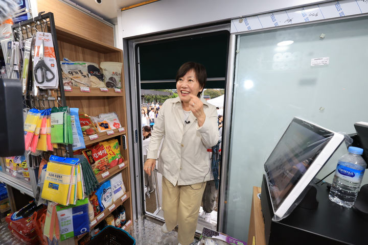 [함평=뉴시스] 강종민 기자 = 농촌 취약마을에 식료품을 비롯한 생필품을 배달·판매하는 '찾아가는 이동장터' 발대식이 지난 9월12일 전남 함평군 해보면 공동홈센터에서 열려 송미령 농림축산식품부 장관이 이동장터를 살펴보고 있다. (사진=농식품부 제공) 2025.09.12. photo@newsis.com *재판매 및 DB 금지