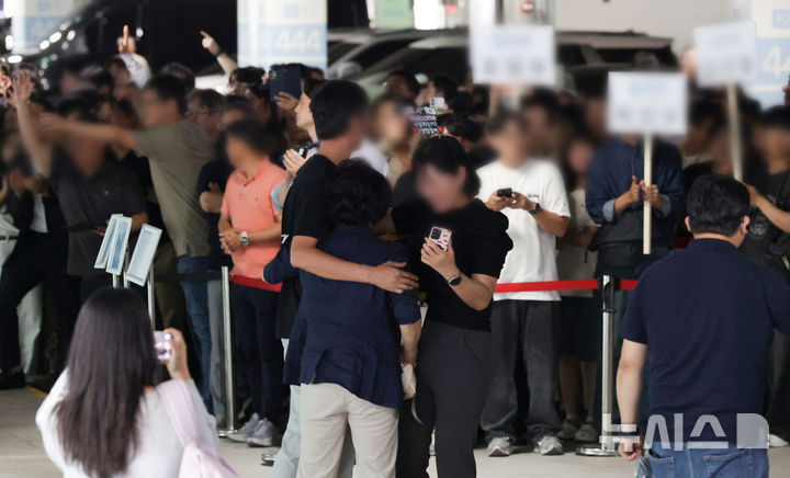 [인천공항=뉴시스] 황준선 기자 = 이민 단속으로 체포됐던 미국 현대차-LG엔솔 배터리공장 건설 현장 직원이 지난 12일 인천국제공항 제2터미널로 귀국한 뒤 장기주차장에서 대기 중이던 가족과 만나 포옹하고 있다. (공동취재) 2025.09.12. photo@newsis.com