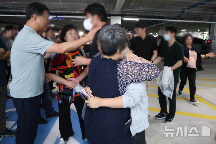 [인천공항=뉴시스] 황준선 기자 = 지난달 12일 오후 인천국제공항 제2터미널 장기주차장에서 미국 조지아주(州) 현대차그룹-LG에너지솔루션 배터리 합작 공장 건설 현장에서 체포된 뒤 구금된 300여 명의 한국인 직원들이 한국으로 귀국하면서 가족들과 만나고 있다. (공동취재) 2025.10.01. photo@newsis.com