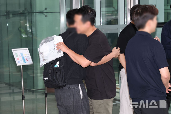 [인천공항=뉴시스] 황준선 기자 = 미국 조지아주에 구금됐던 한국인 근로자들이 지난 12일 인천국제공항을 통해 귀국한 뒤 동료들과 만나고 있다. 도널드 트럼프 미국 대통령의 이민 정책과 경제 정책이 충돌하면서 딜레마에 빠졌다는 평가가 나온다. (공동취재) 2025.09.15. photo@newsis.com